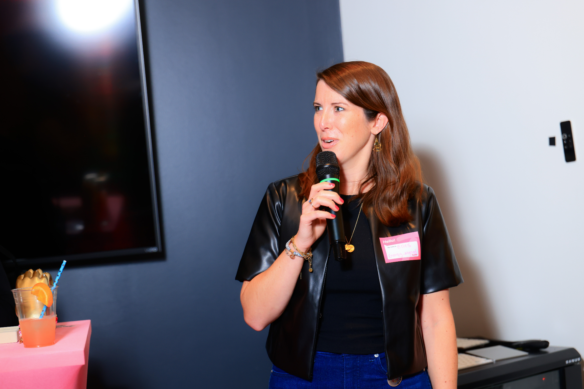 Elles Skony speaking at an FPP community event